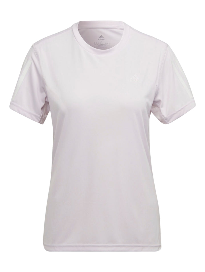 Mujer vistiendo playera deportiva Adidas color rosa pálido con tres franjas blancas en las mangas.