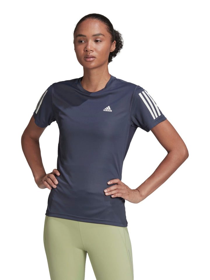 Mujer vistiendo playera deportiva Adidas color azul marino Shadow Navy con rayas blancas en las mangas.