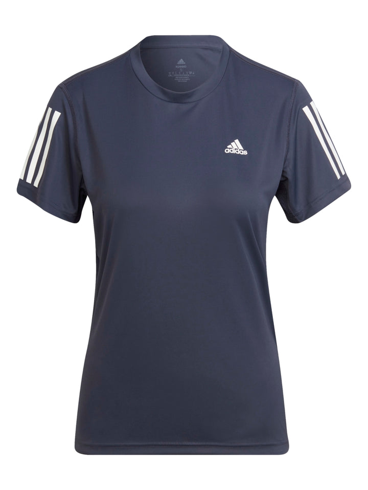 Mujer vistiendo playera deportiva Adidas color azul marino Shadow Navy con rayas blancas en las mangas.