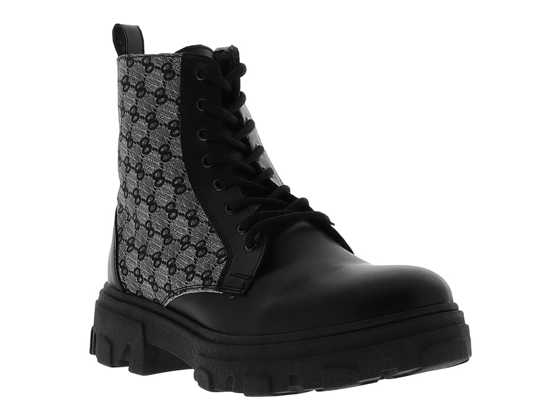 Botas negras con suela track y panel posterior con estampado geométrico en gris y negro.