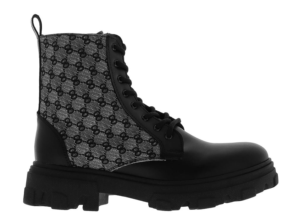 Botas negras con suela track y panel posterior con estampado geométrico en gris y negro.