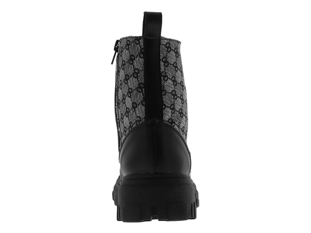 Botas negras con suela track y panel posterior con estampado geométrico en gris y negro.