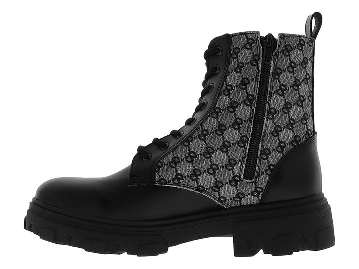 Botas negras con suela track y panel posterior con estampado geométrico en gris y negro.