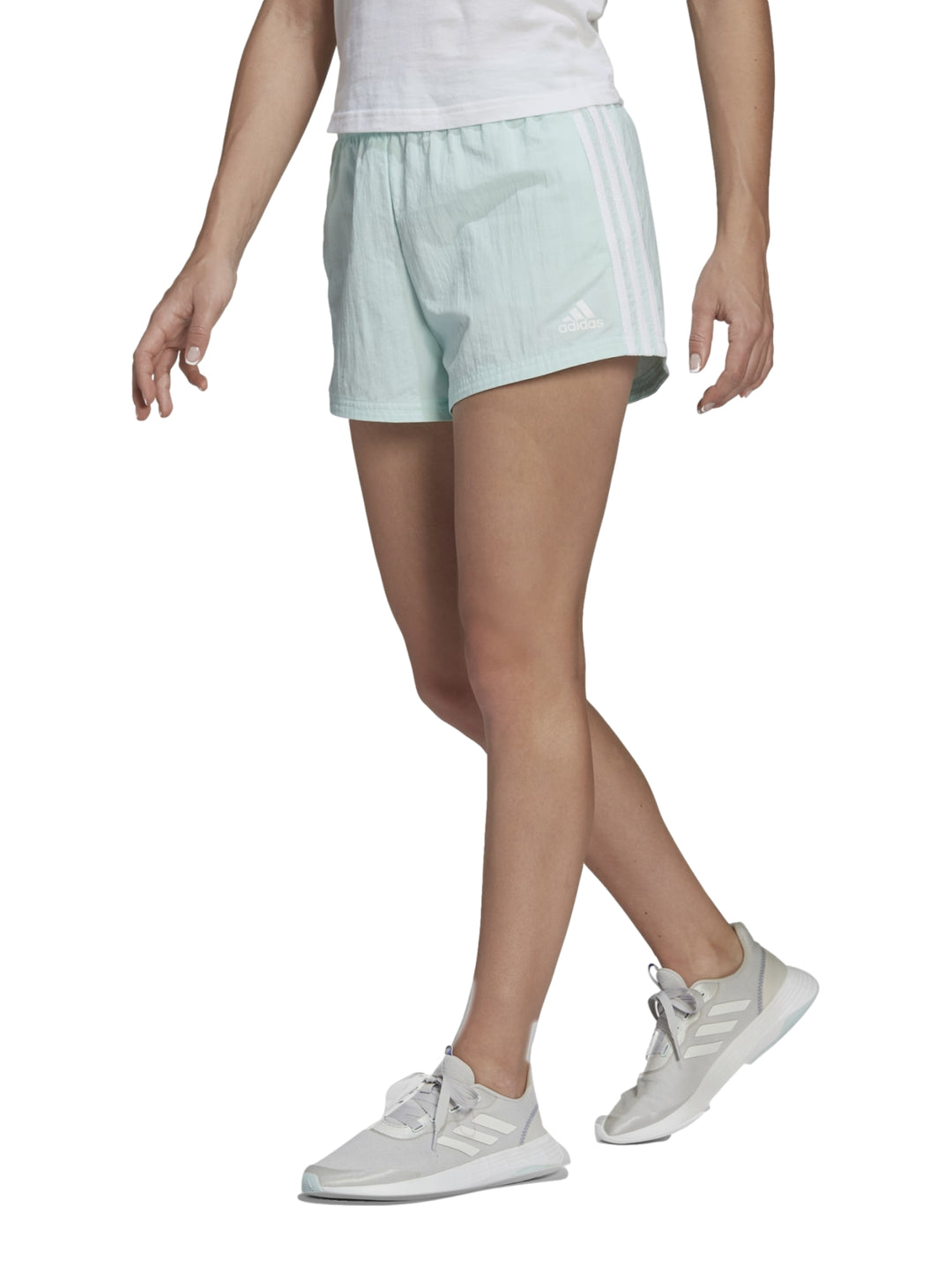 Shorts deportivos Adidas para mujer en color ice mint con franjas blancas laterales.