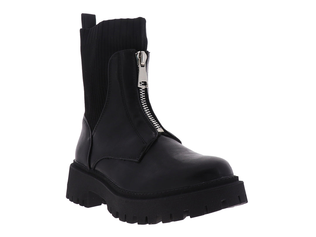 Bota negra de material sintético con suela track, cierre plateado lateral y cuello elástico acanalado.