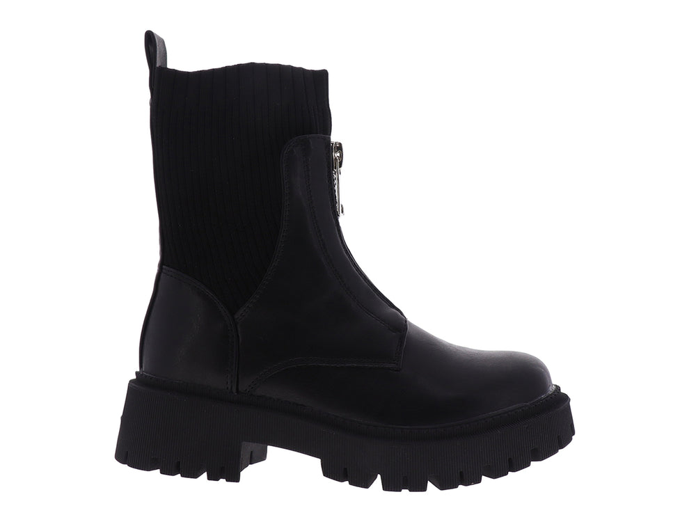 Bota negra de material sintético con suela track, cierre plateado lateral y cuello elástico acanalado.