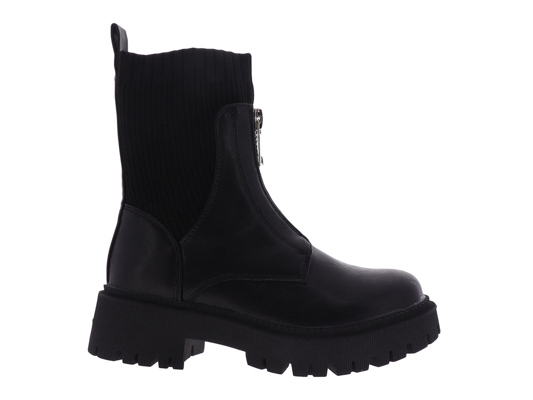 Bota negra de material sintético con suela track, cierre plateado lateral y cuello elástico acanalado.