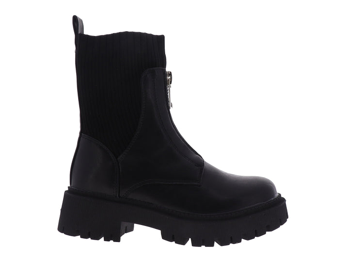 Bota negra de material sintético con suela track, cierre plateado lateral y cuello elástico acanalado.