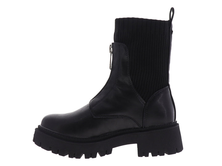 Bota negra de material sintético con suela track, cierre plateado lateral y cuello elástico acanalado.
