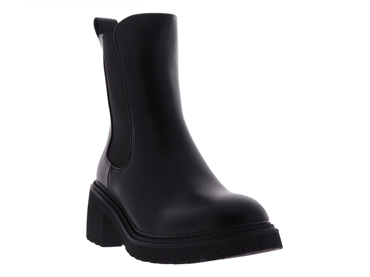 Bota negra de tobillo con suela de plataforma gruesa y acabado liso.