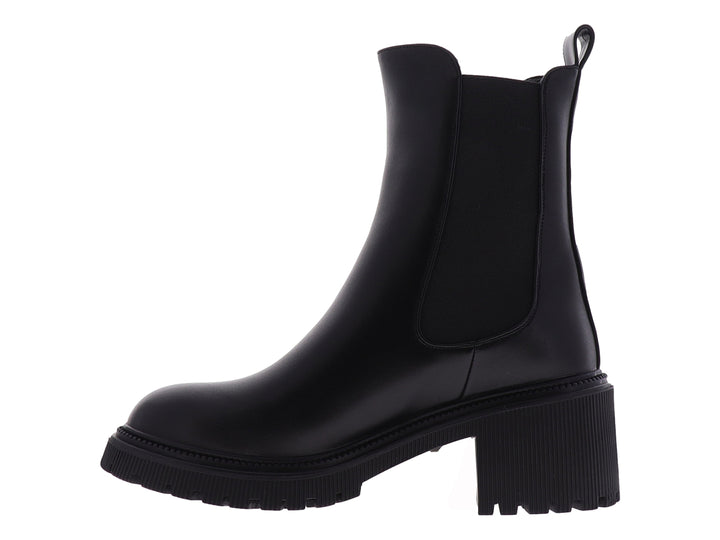 Bota negra de tobillo con suela de plataforma gruesa y acabado liso.