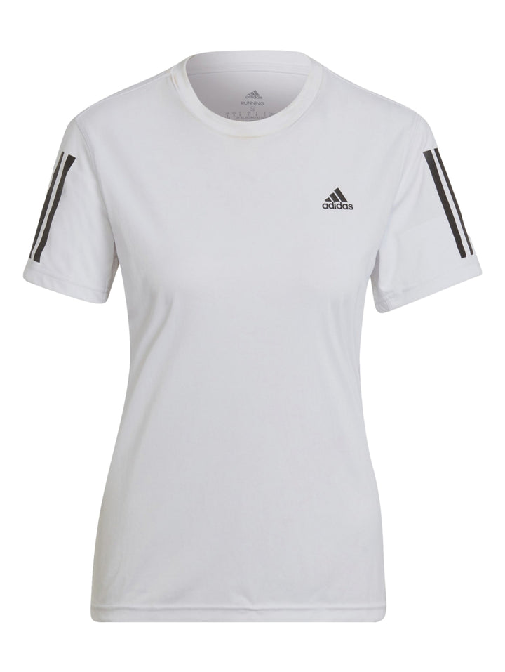Mujer vistiendo playera deportiva Adidas blanca de manga corta con rayas negras en las mangas.