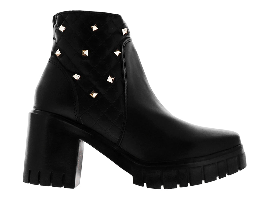 Botas negras de tacón grueso y plataforma con detalles acolchados y tachuelas doradas en la parte posterior.