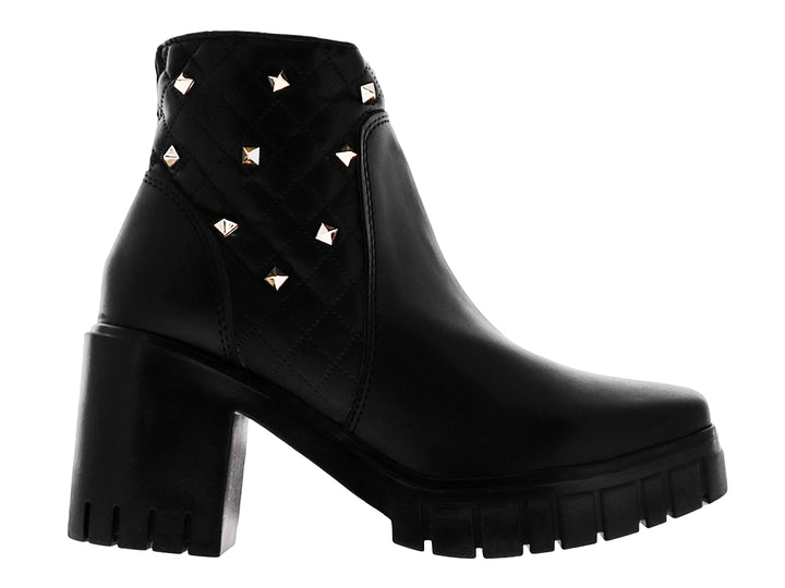 Botas negras de tacón grueso y plataforma con detalles acolchados y tachuelas doradas en la parte posterior.