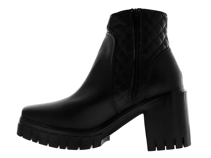 Botas negras de tacón grueso y plataforma con detalles acolchados y tachuelas doradas en la parte posterior.