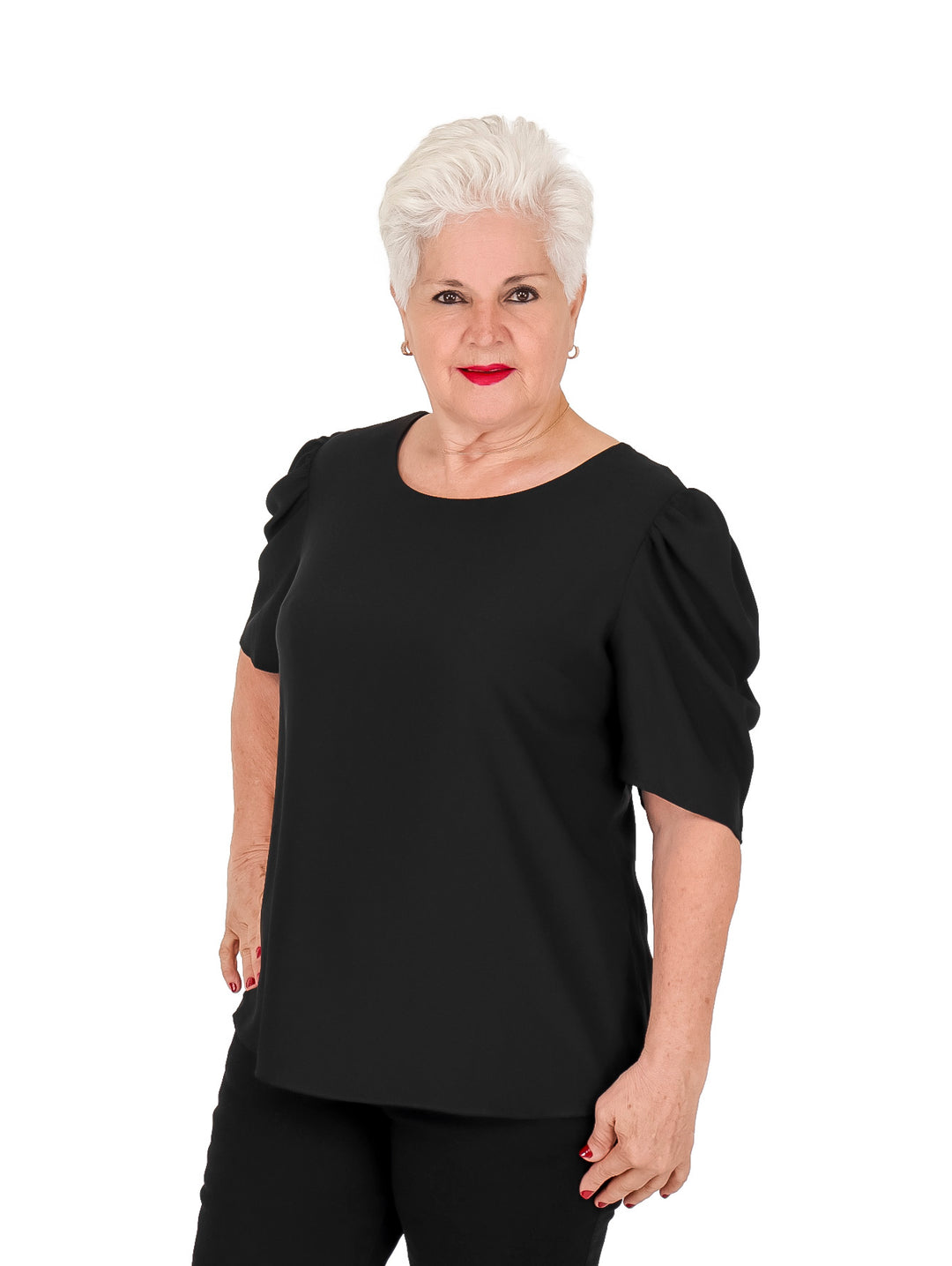 Mujer vistiendo una blusa color negro de manga corta con detalle abullonado en los hombros y cuello redondo.