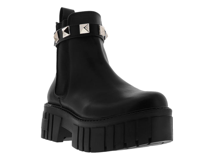 Bota negra de plataforma con correa decorada con tachuelas plateadas.