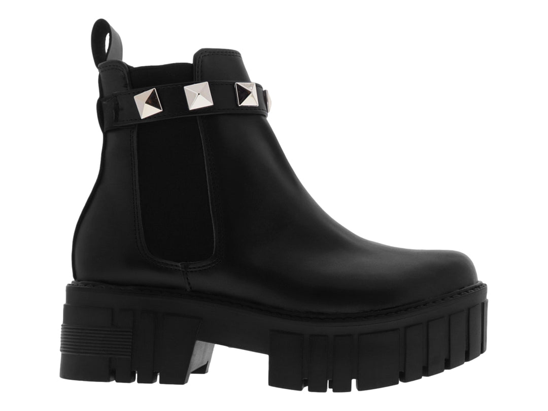 Bota negra de plataforma con correa decorada con tachuelas plateadas.