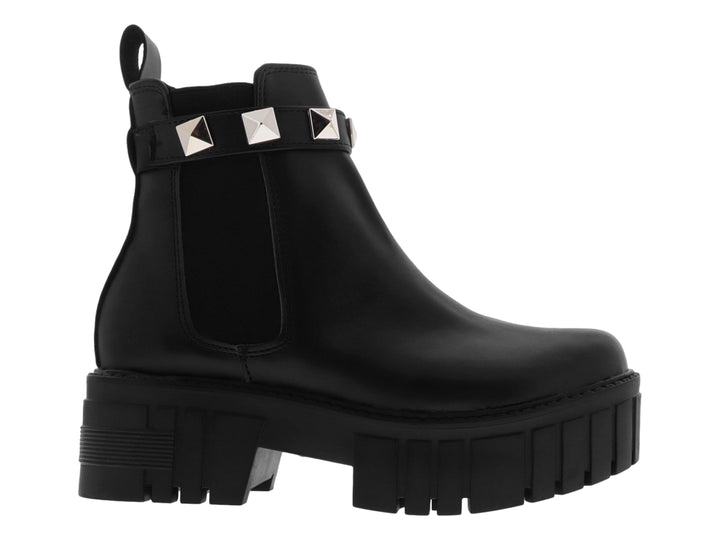 Bota negra de plataforma con correa decorada con tachuelas plateadas.