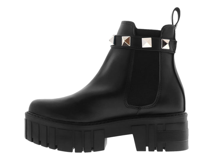 Bota negra de plataforma con correa decorada con tachuelas plateadas.
