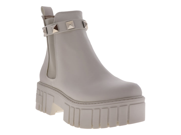 Bota gris claro de plataforma con correa decorada con tachuelas metálicas.