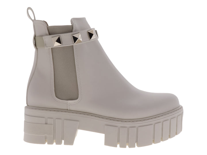 Bota gris claro de plataforma con correa decorada con tachuelas metálicas.