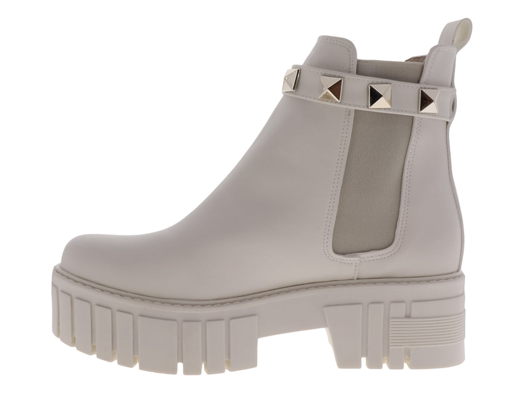 Bota gris claro de plataforma con correa decorada con tachuelas metálicas.