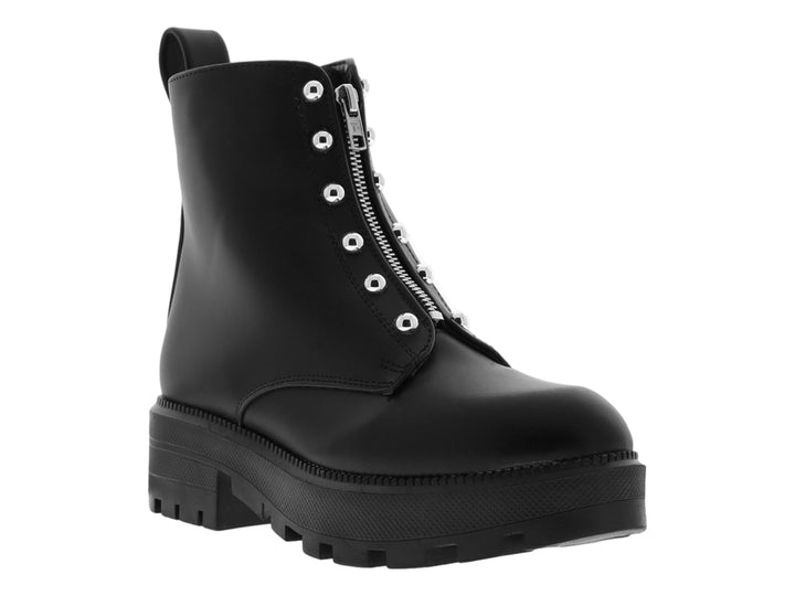 Bota negra con suela track, cierre frontal y ojillos plateados.