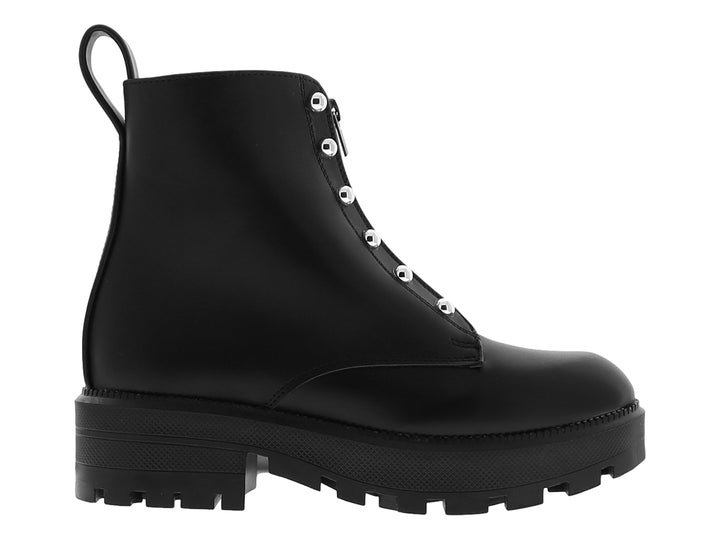 Bota negra con suela track, cierre frontal y ojillos plateados.