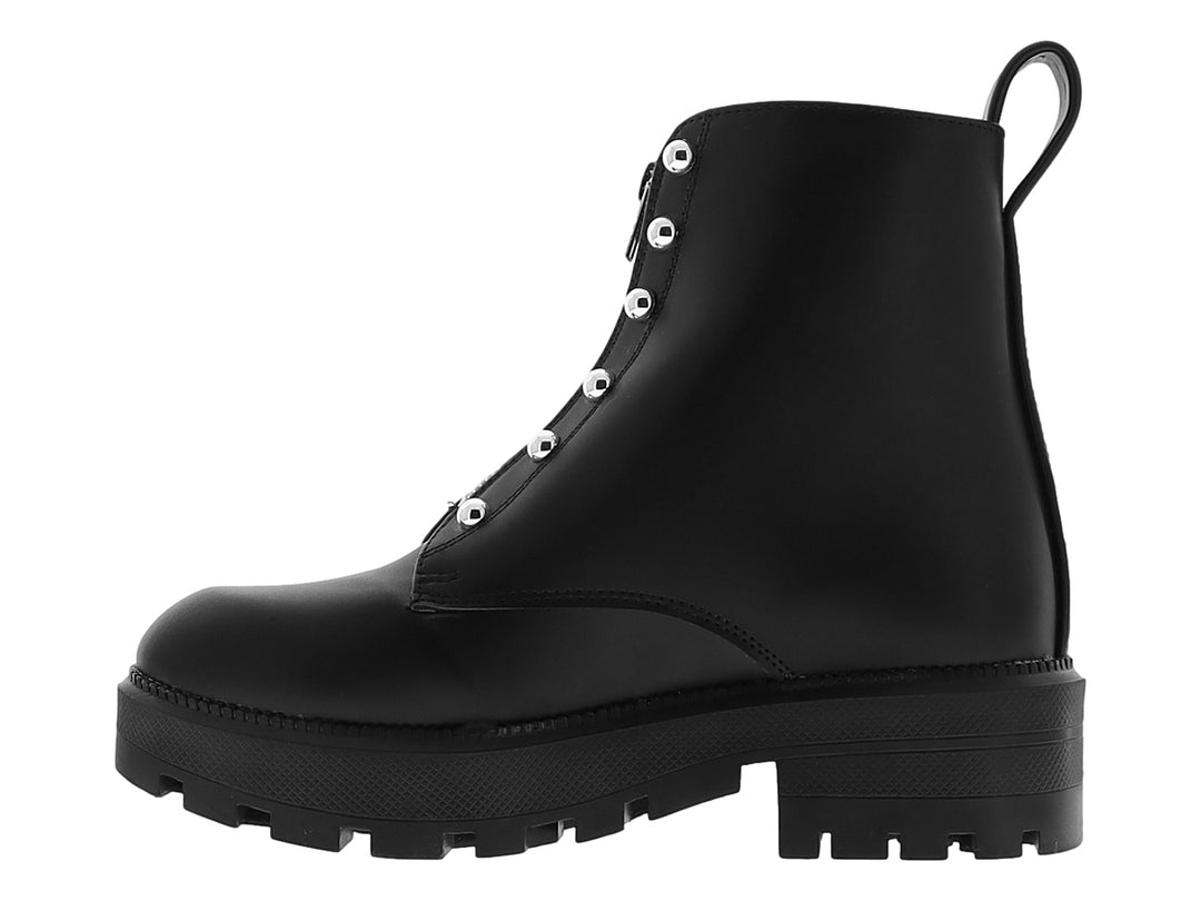 Bota negra con suela track, cierre frontal y ojillos plateados.