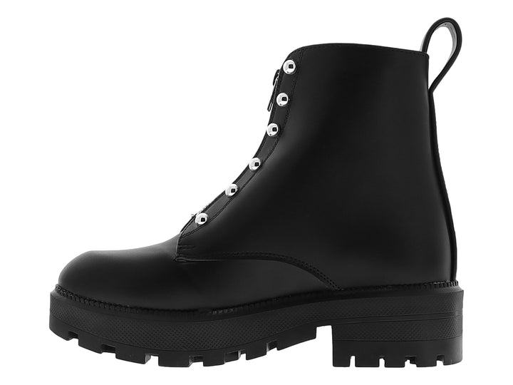 Bota negra con suela track, cierre frontal y ojillos plateados.