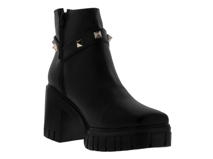 Botas negras de plataforma con detalles de tachuelas doradas y cierre lateral.