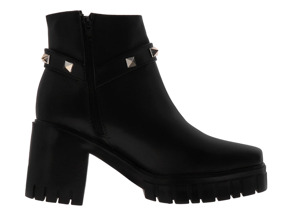 Botas negras de plataforma con detalles de tachuelas doradas y cierre lateral.