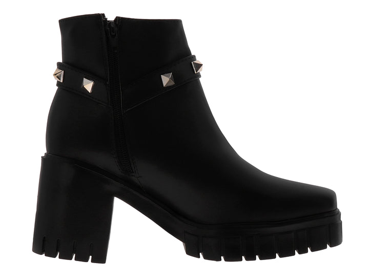 Botas negras de plataforma con detalles de tachuelas doradas y cierre lateral.