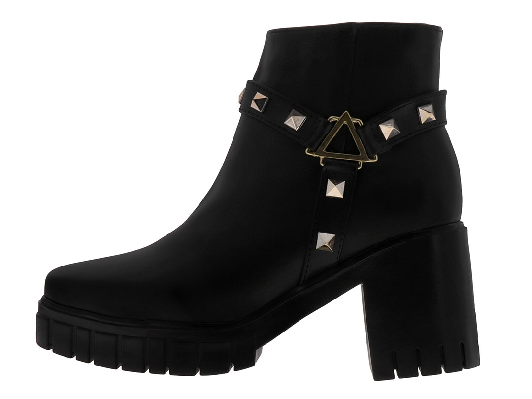 Botas negras de plataforma con detalles de tachuelas doradas y cierre lateral.