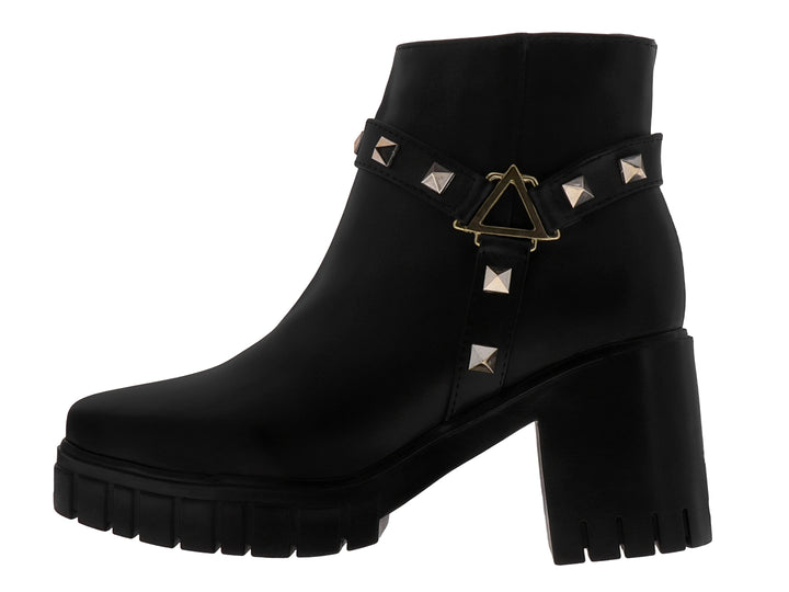 Botas negras de plataforma con detalles de tachuelas doradas y cierre lateral.