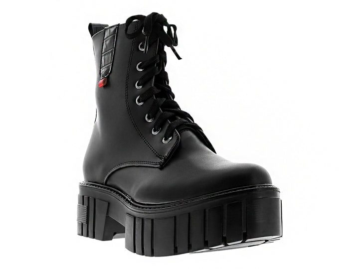 Bota negra de plataforma con suela track y agujetas para niña.
