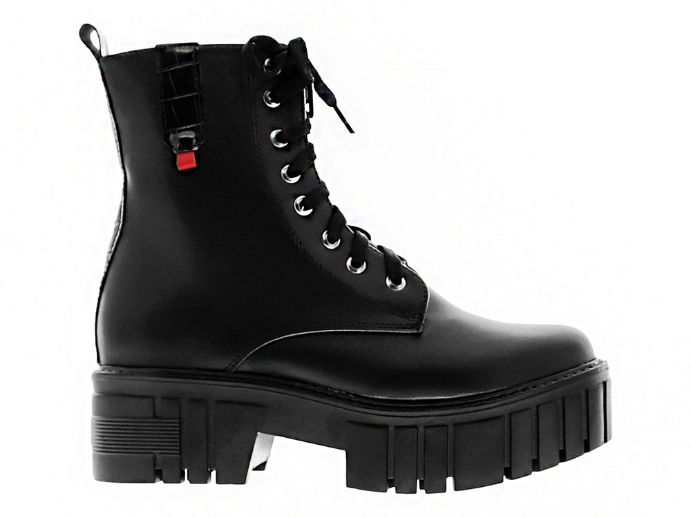 Bota negra de plataforma con suela track y agujetas para niña.