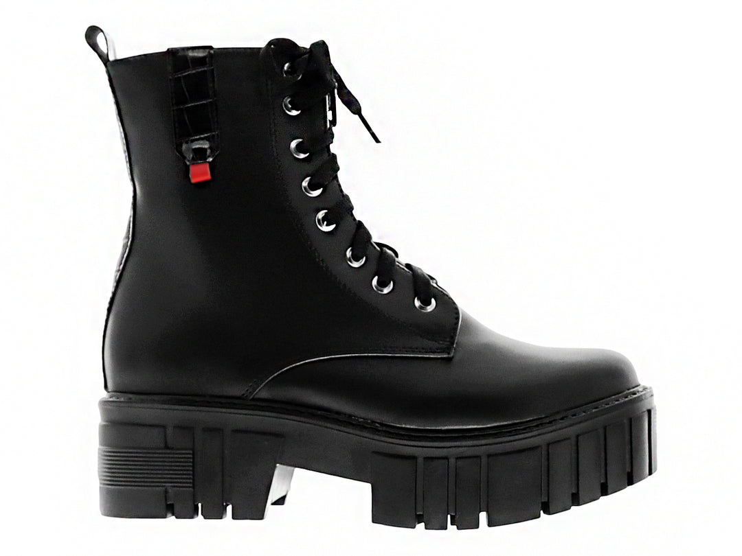 Bota negra de plataforma con suela track y agujetas para niña.