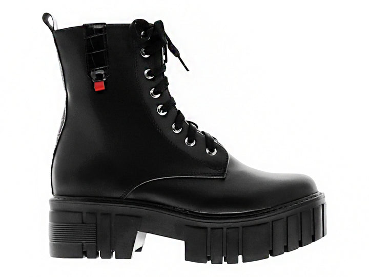 Bota negra de plataforma con suela track y agujetas para niña.