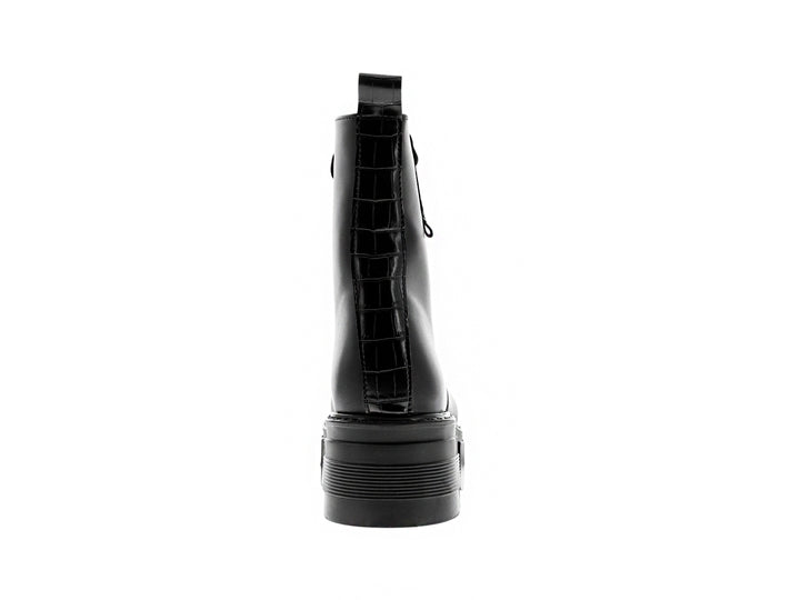 Bota negra de plataforma con suela track y agujetas para niña.