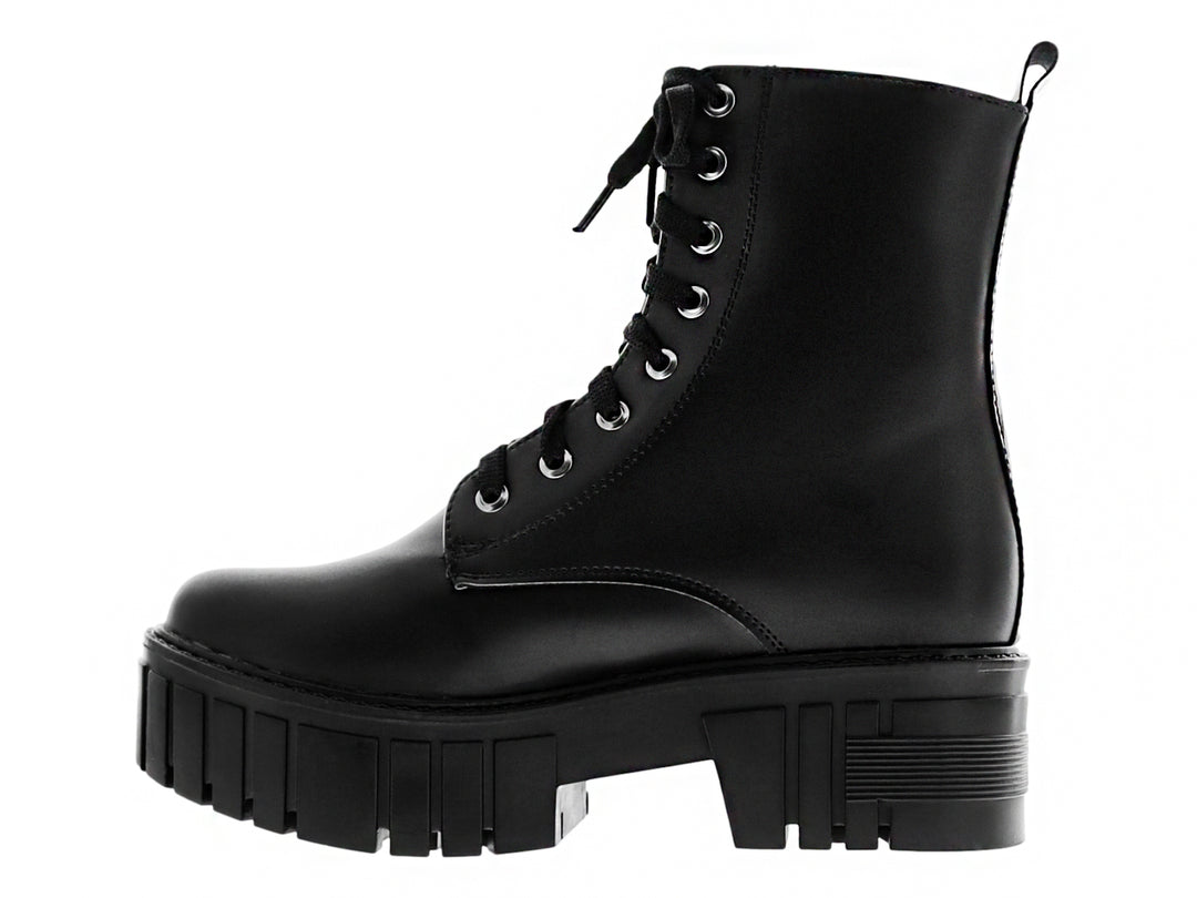 Bota negra de plataforma con suela track y agujetas para niña.