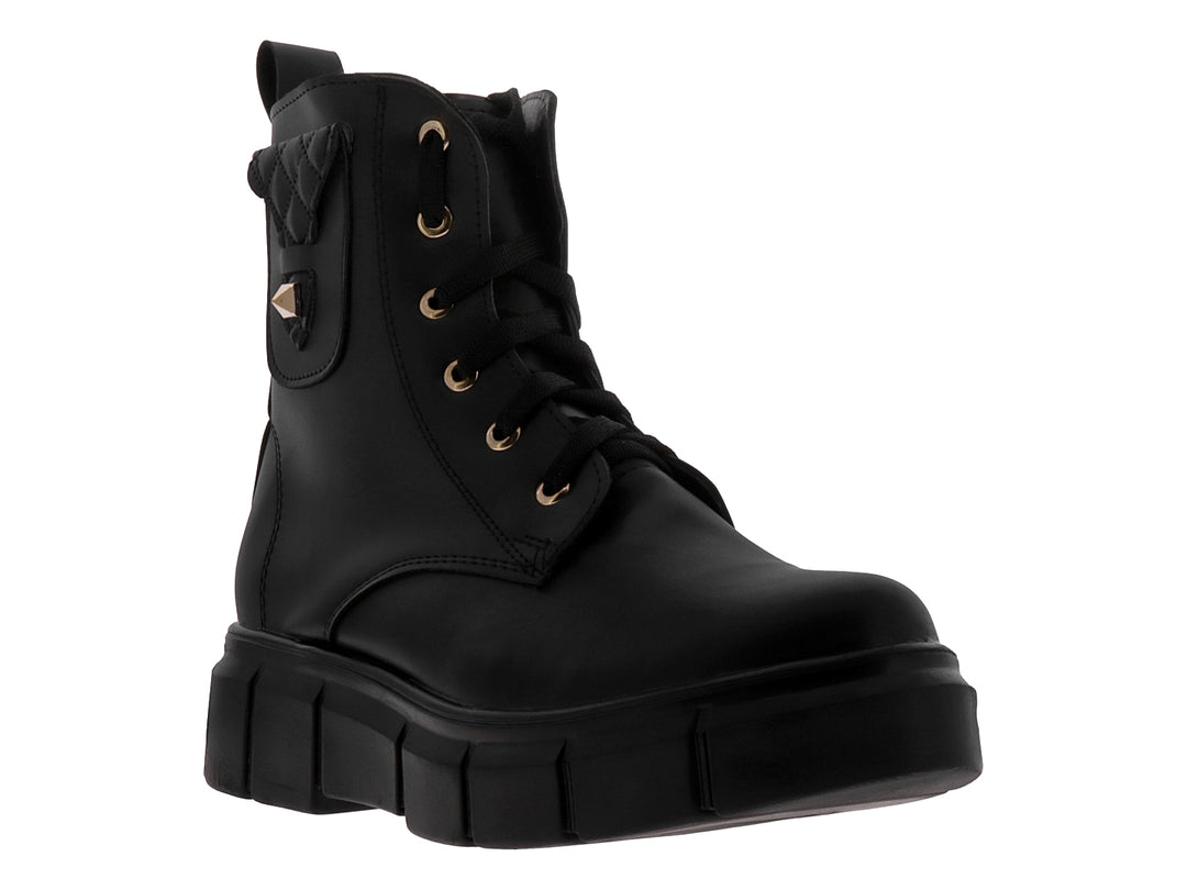 Bota negra de plataforma con cordones y ojillos dorados.