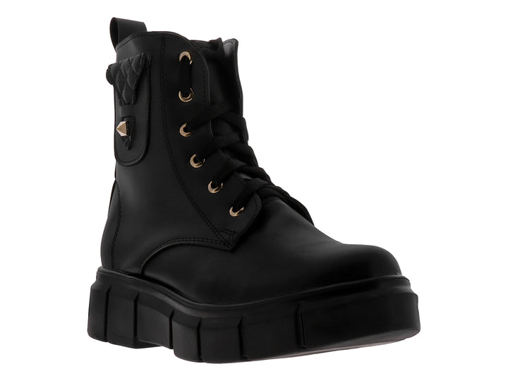 Bota negra de plataforma con cordones y ojillos dorados.
