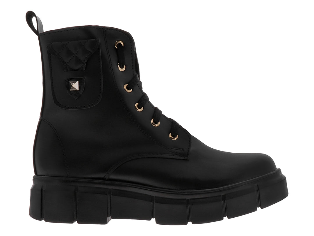Bota negra de plataforma con cordones y ojillos dorados.