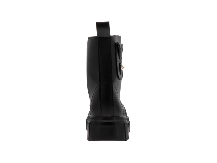 Bota negra de plataforma con cordones y ojillos dorados.