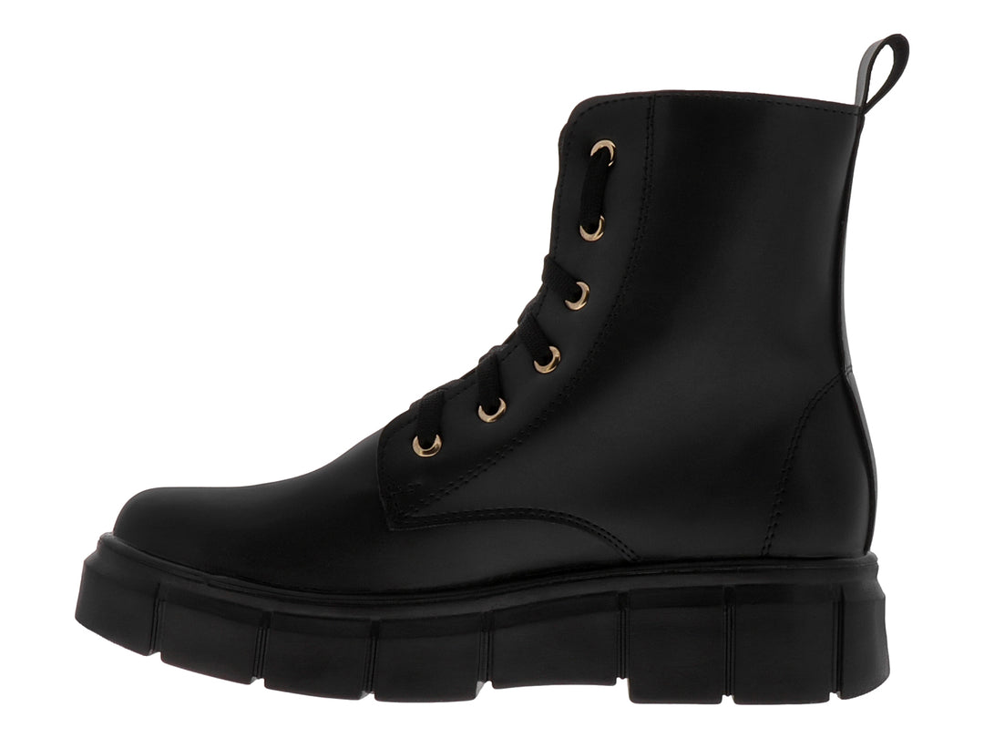 Bota negra de plataforma con cordones y ojillos dorados.