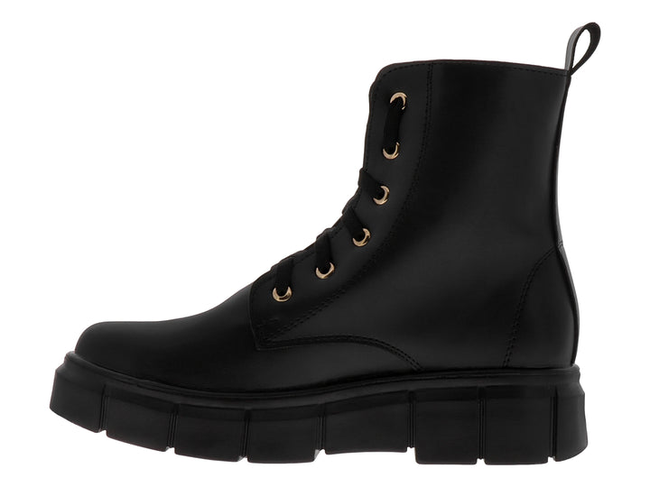 Bota negra de plataforma con cordones y ojillos dorados.