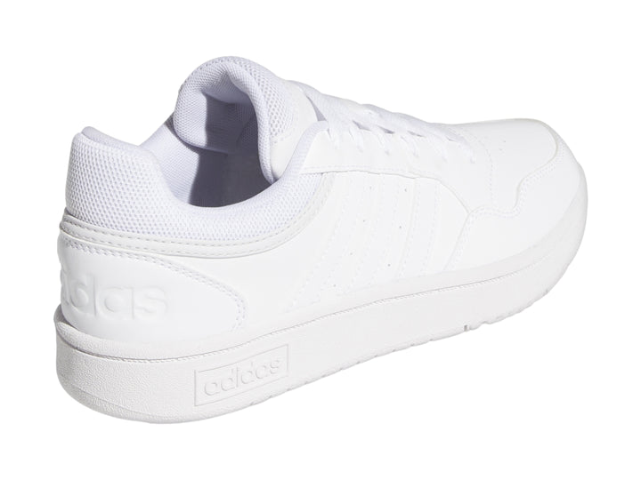 Tenis Adidas Hoops 3.0 color blanco total, vista lateral sobre fondo blanco.