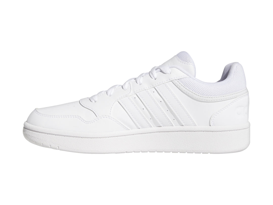 Tenis Adidas Hoops 3.0 color blanco total, vista lateral sobre fondo blanco.
